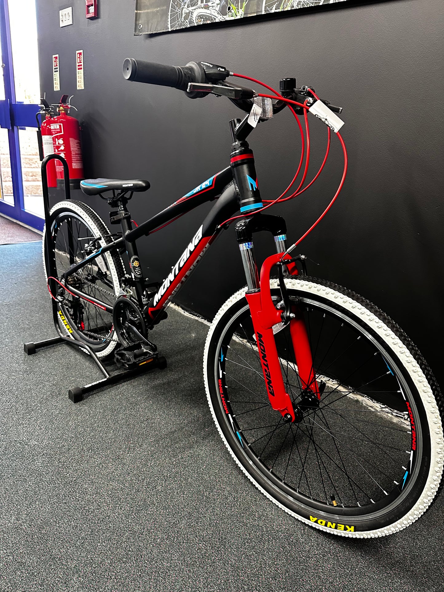 MONTANA - JUNIOR 24" BOYS BLACK/RED/BLUE