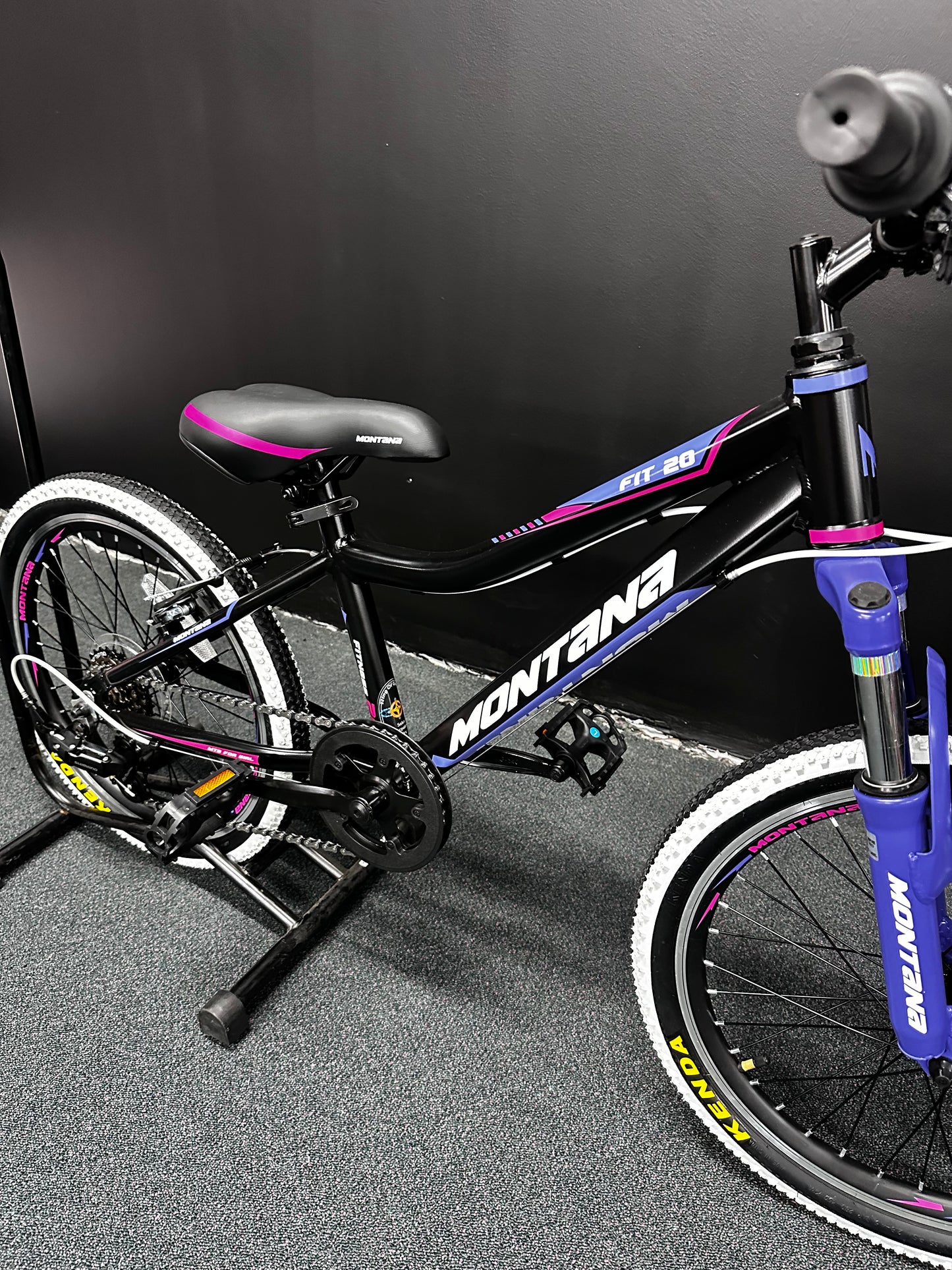 MONTANA - FITNESS 20" GIRLS BLACK/VIOLET/PINK
