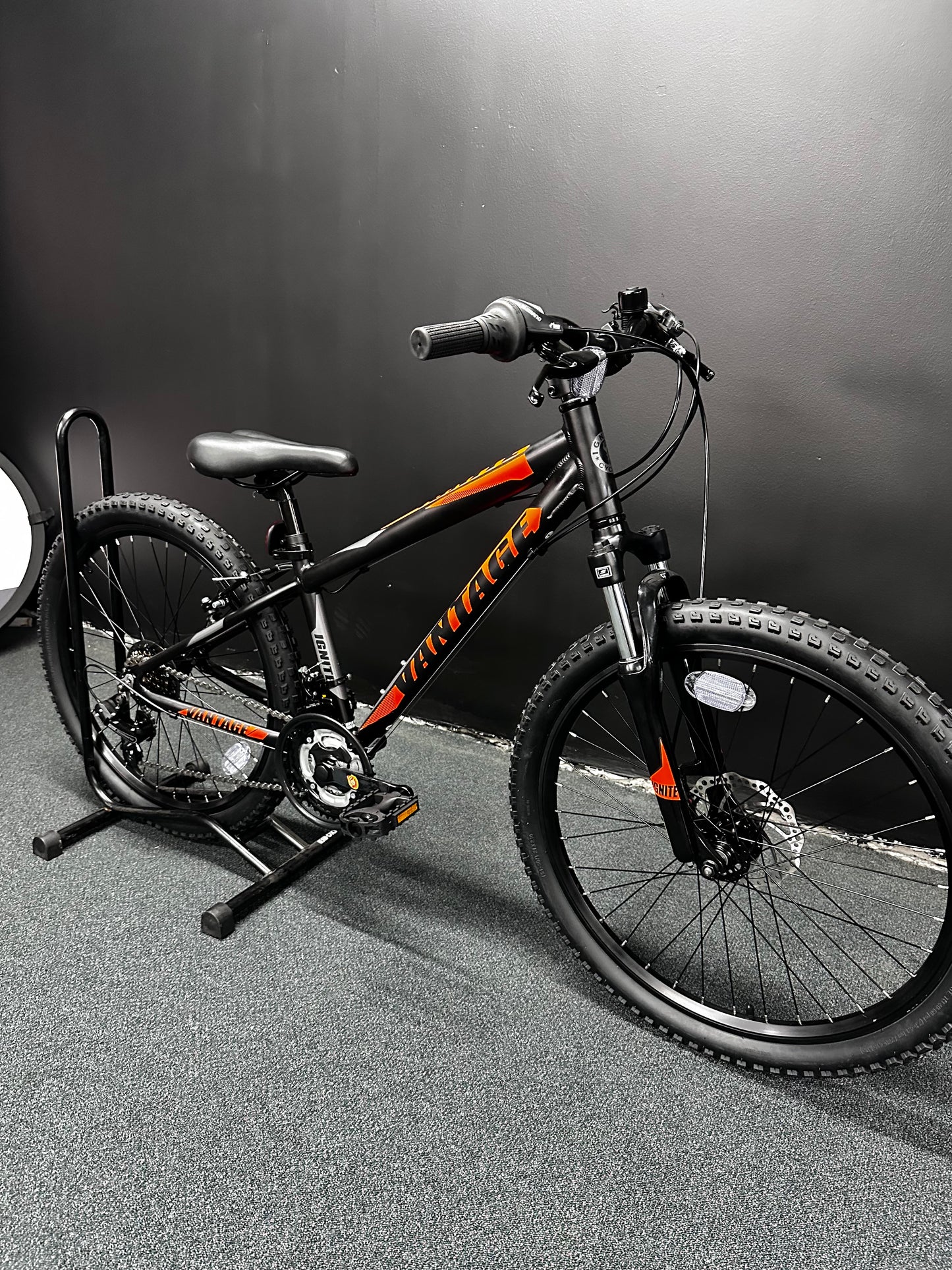 IGNITE - VANTAGE ALLOY 24" BOYS BLACK/ORANGE