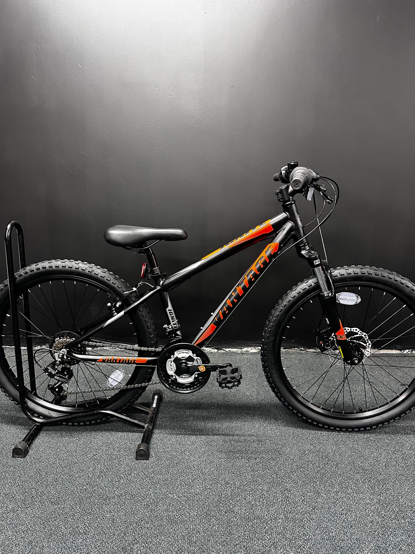 IGNITE - VANTAGE ALLOY 24" BOYS BLACK/ORANGE
