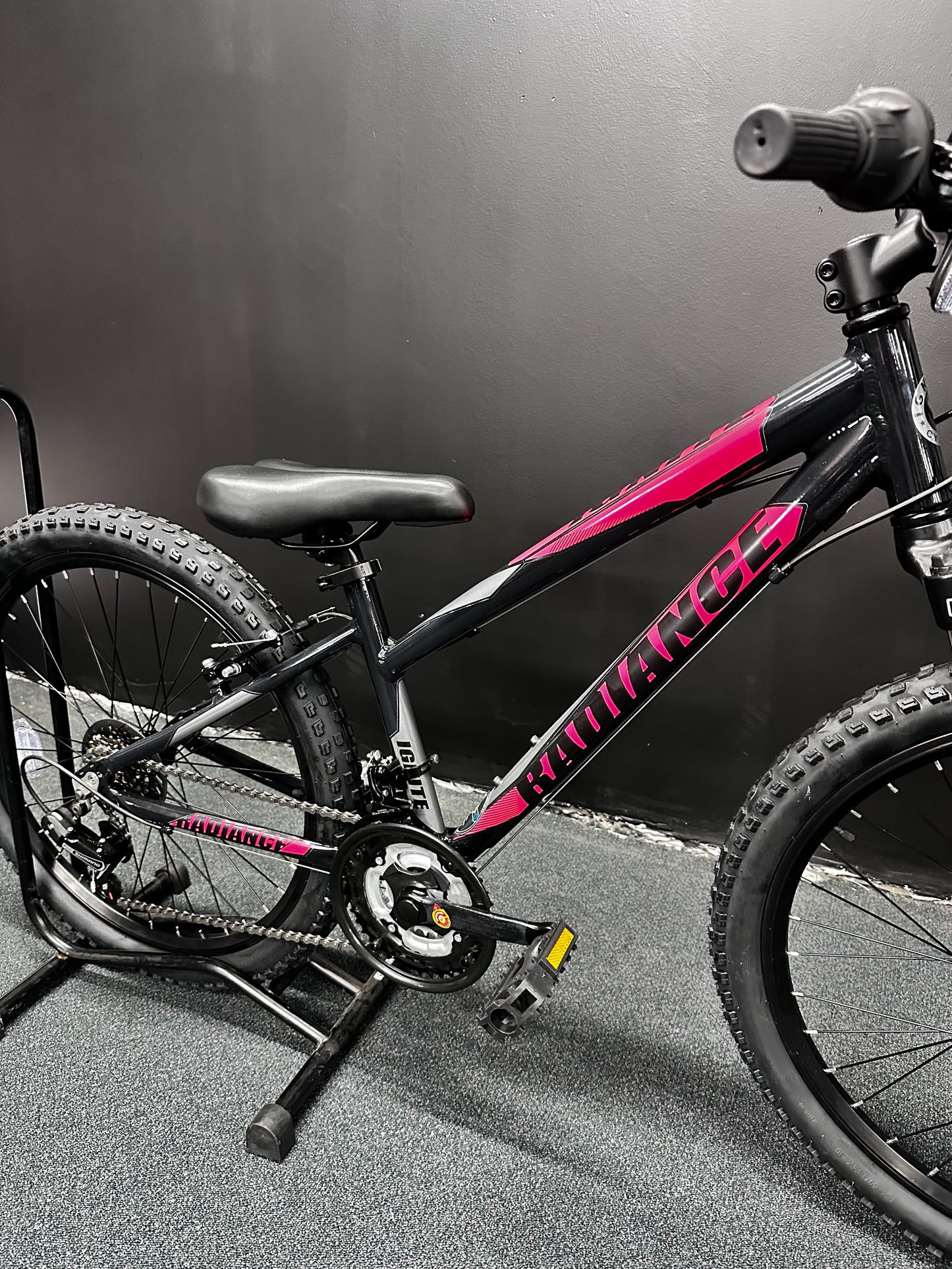 IGNITE - RADIANCE ALLOY 24" GIRLS BLACK/PINK
