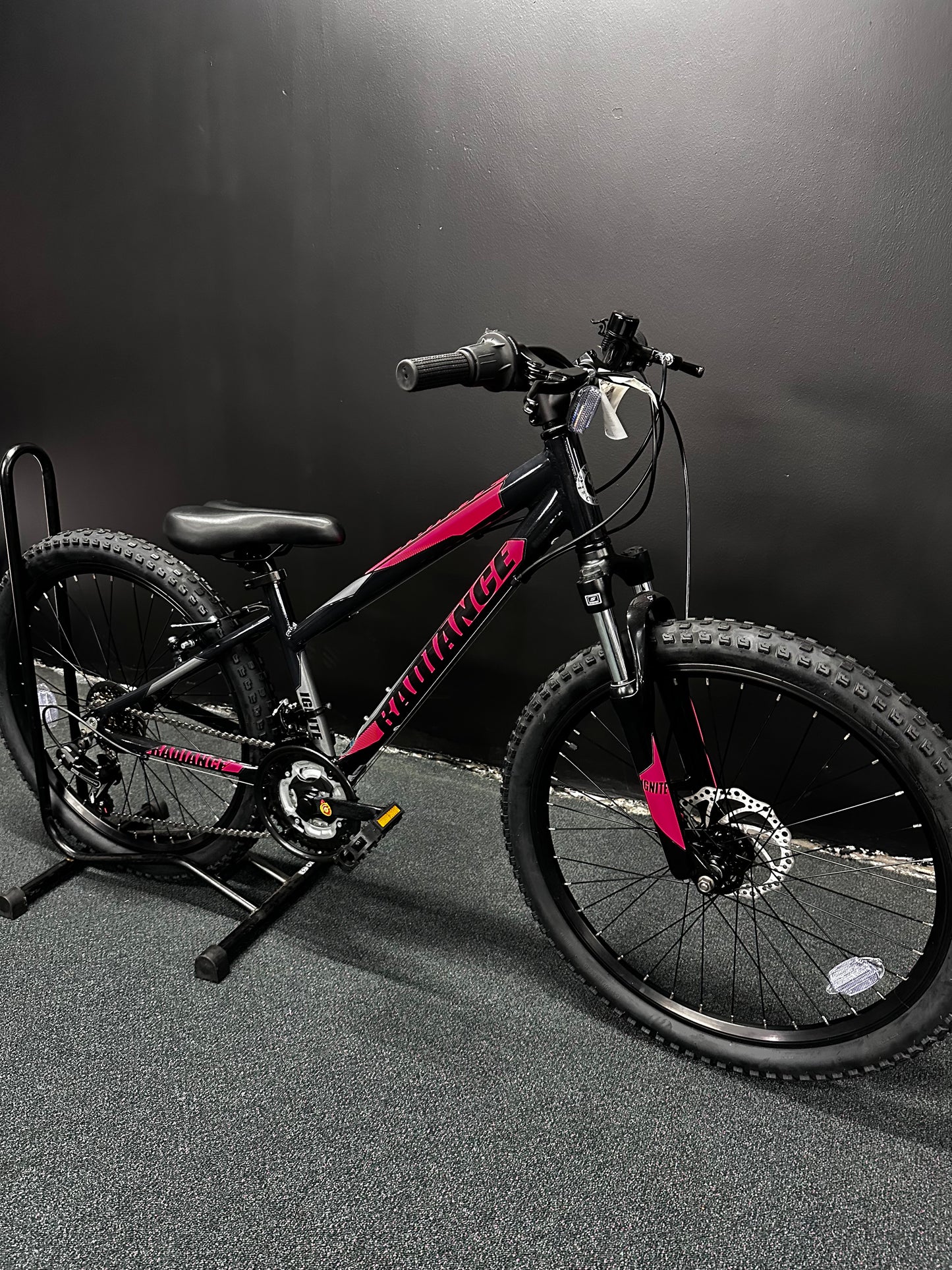 IGNITE - RADIANCE ALLOY 24" GIRLS BLACK/PINK