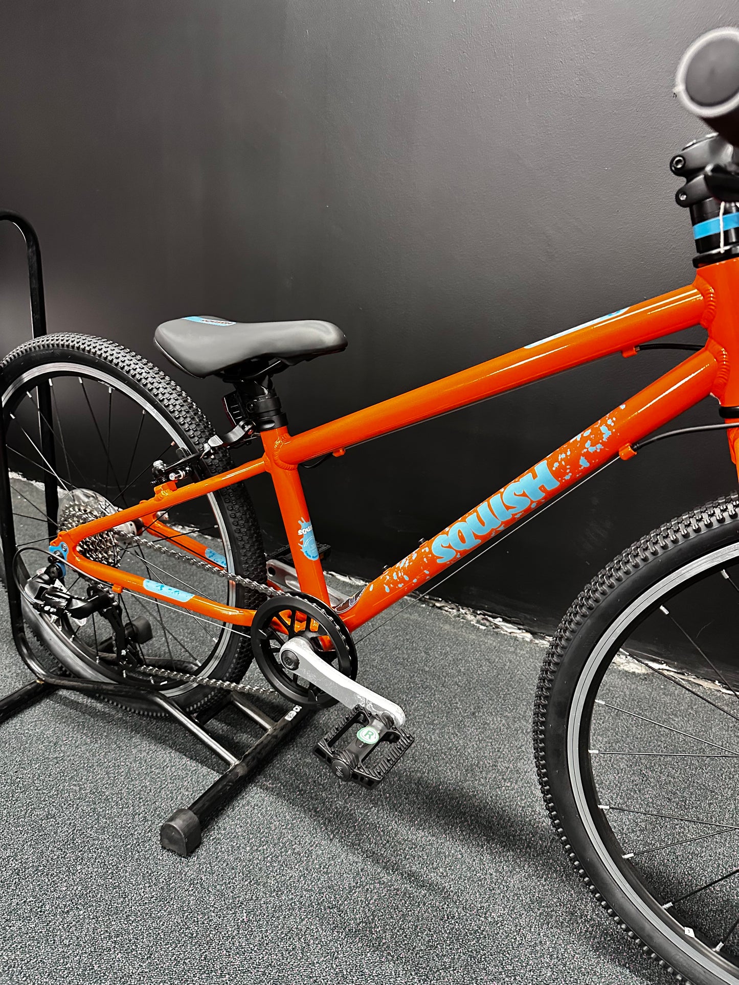 SQUISH - 24" ORANGE