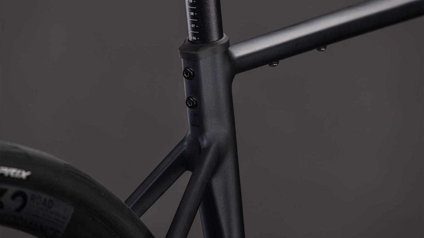 CUBE - ATTAIN SLX 28" COAL 'N' PRISM 2026