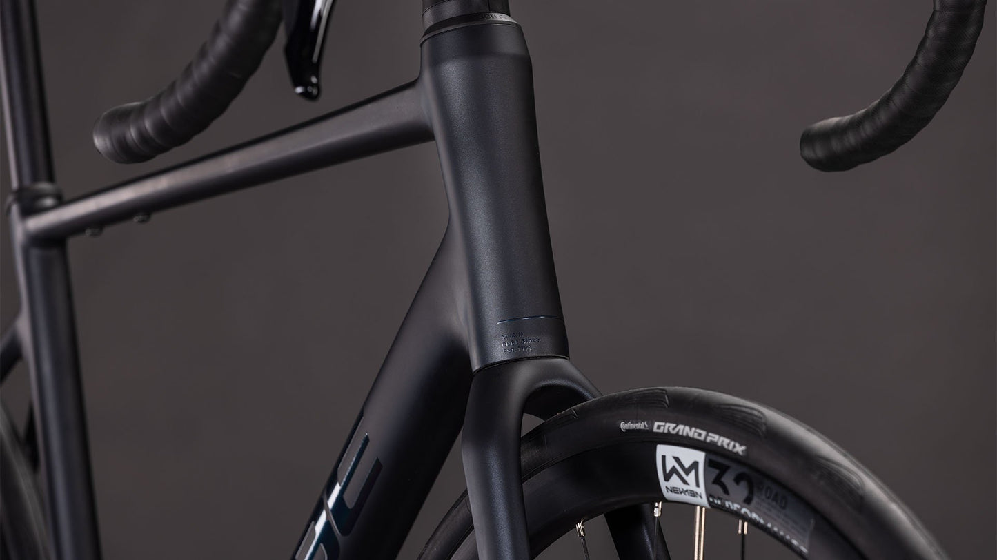 CUBE - ATTAIN SLX 28" COAL 'N' PRISM 2026