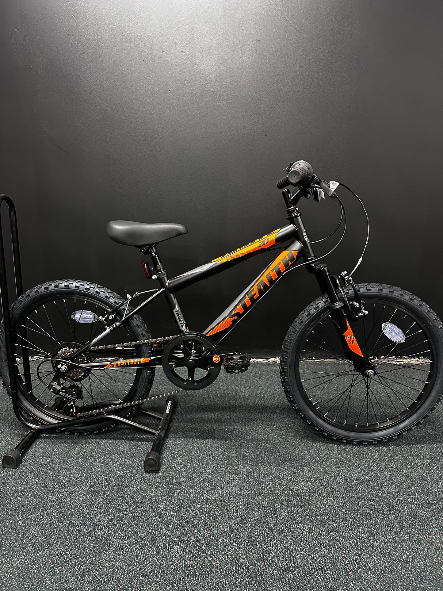 IGNITE - STEALTH 20" BOYS BLACK/ORANGE