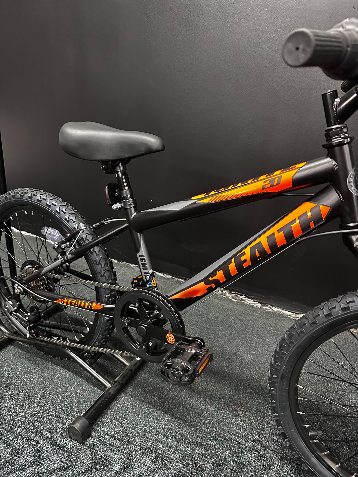 IGNITE - STEALTH 20" BOYS BLACK/ORANGE
