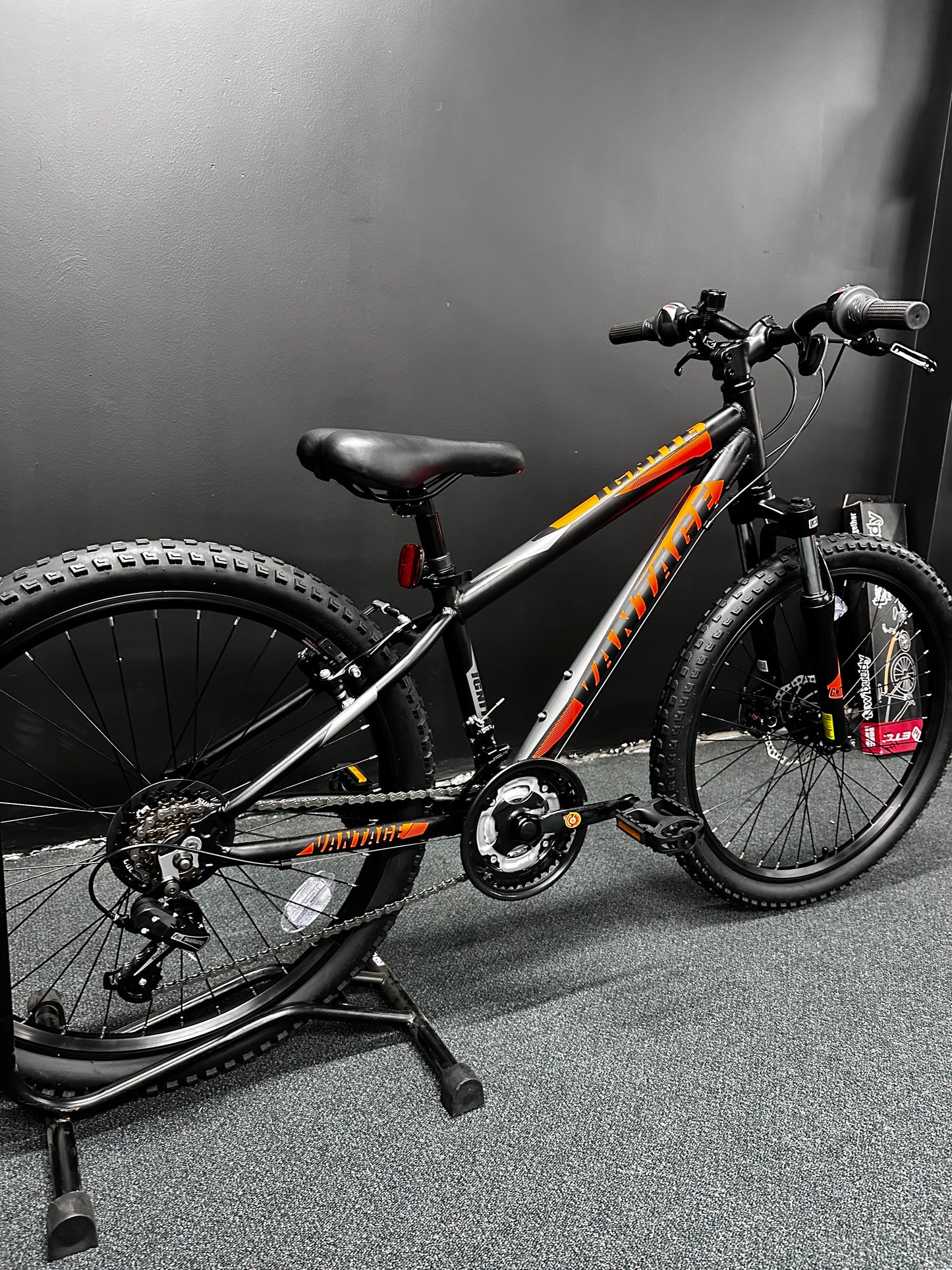 IGNITE - VANTAGE ALLOY 24" BOYS BLACK/ORANGE