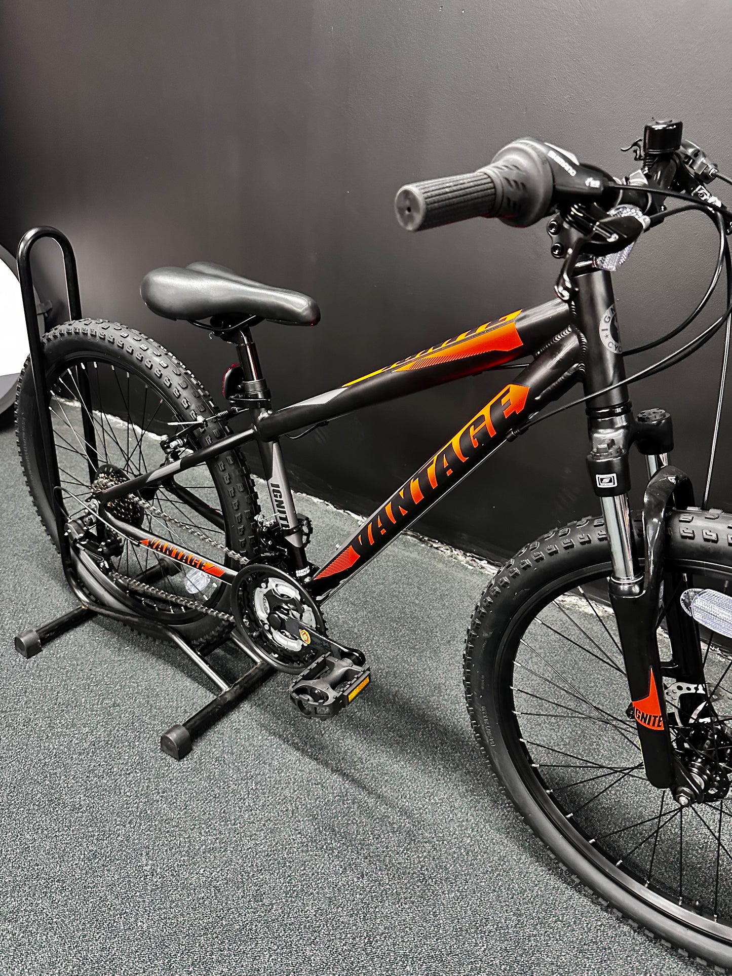 IGNITE - VANTAGE ALLOY 24" BOYS BLACK/ORANGE