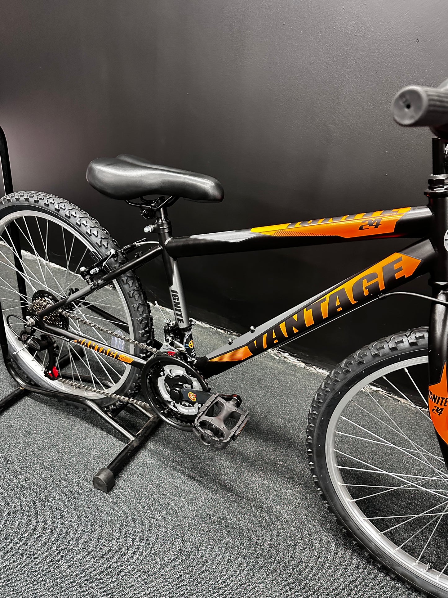 IGNITE - VANTAGE 24" BOYS BLACK/ORANGE