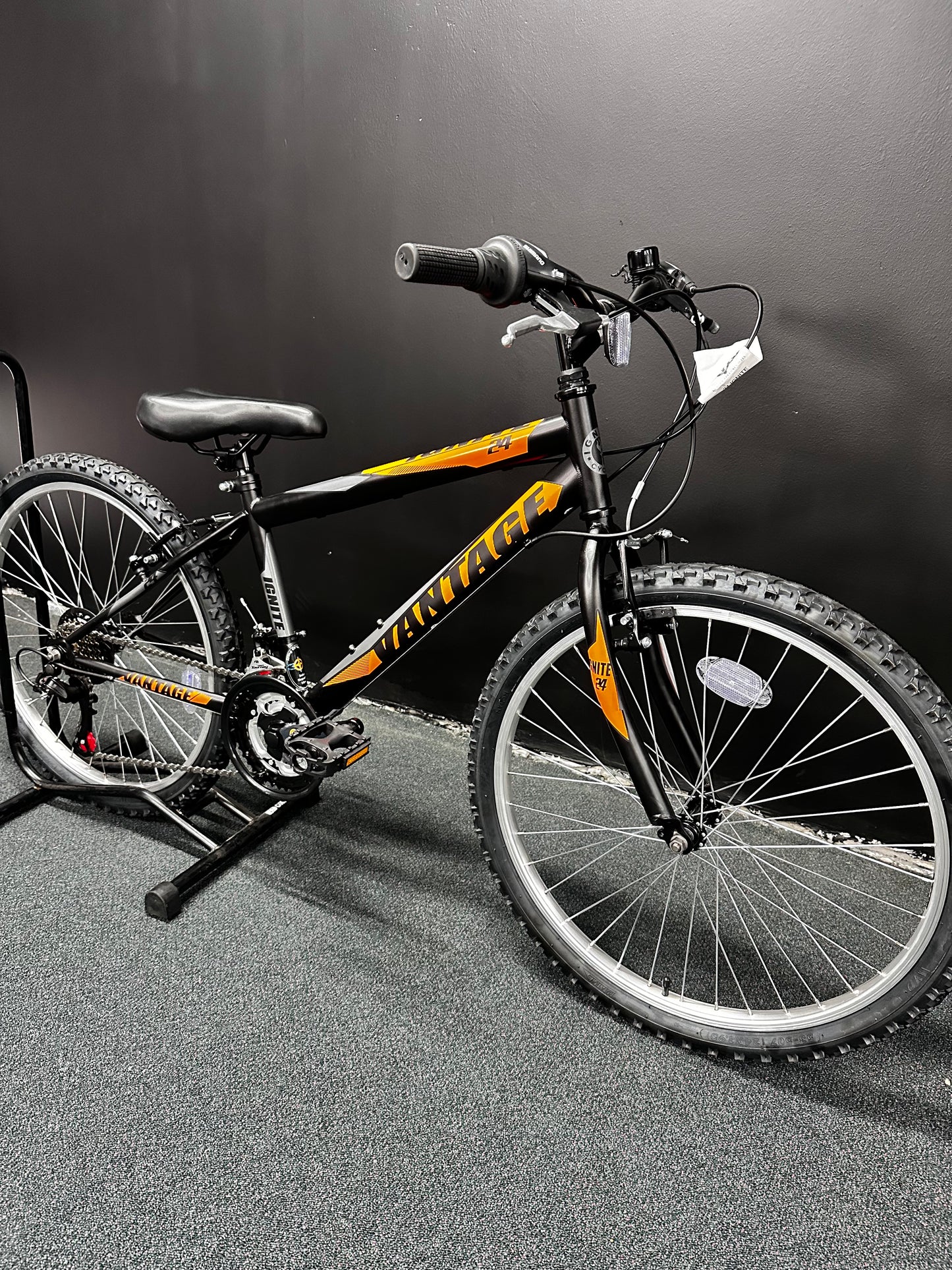 IGNITE - VANTAGE 24" BOYS BLACK/ORANGE
