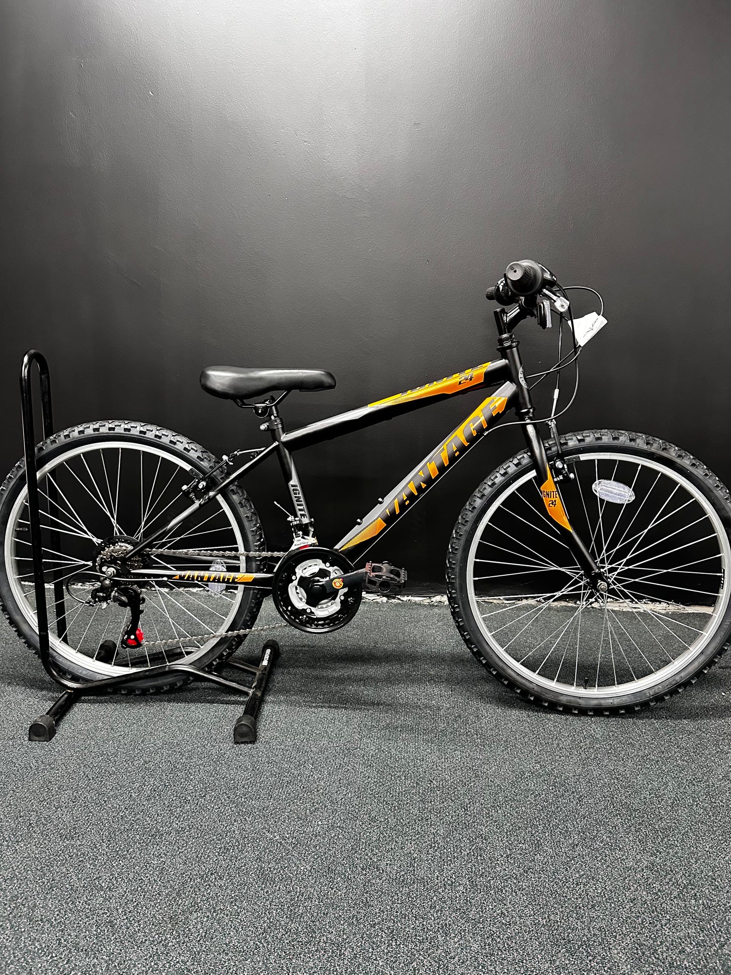 IGNITE - VANTAGE 24" BOYS BLACK/ORANGE