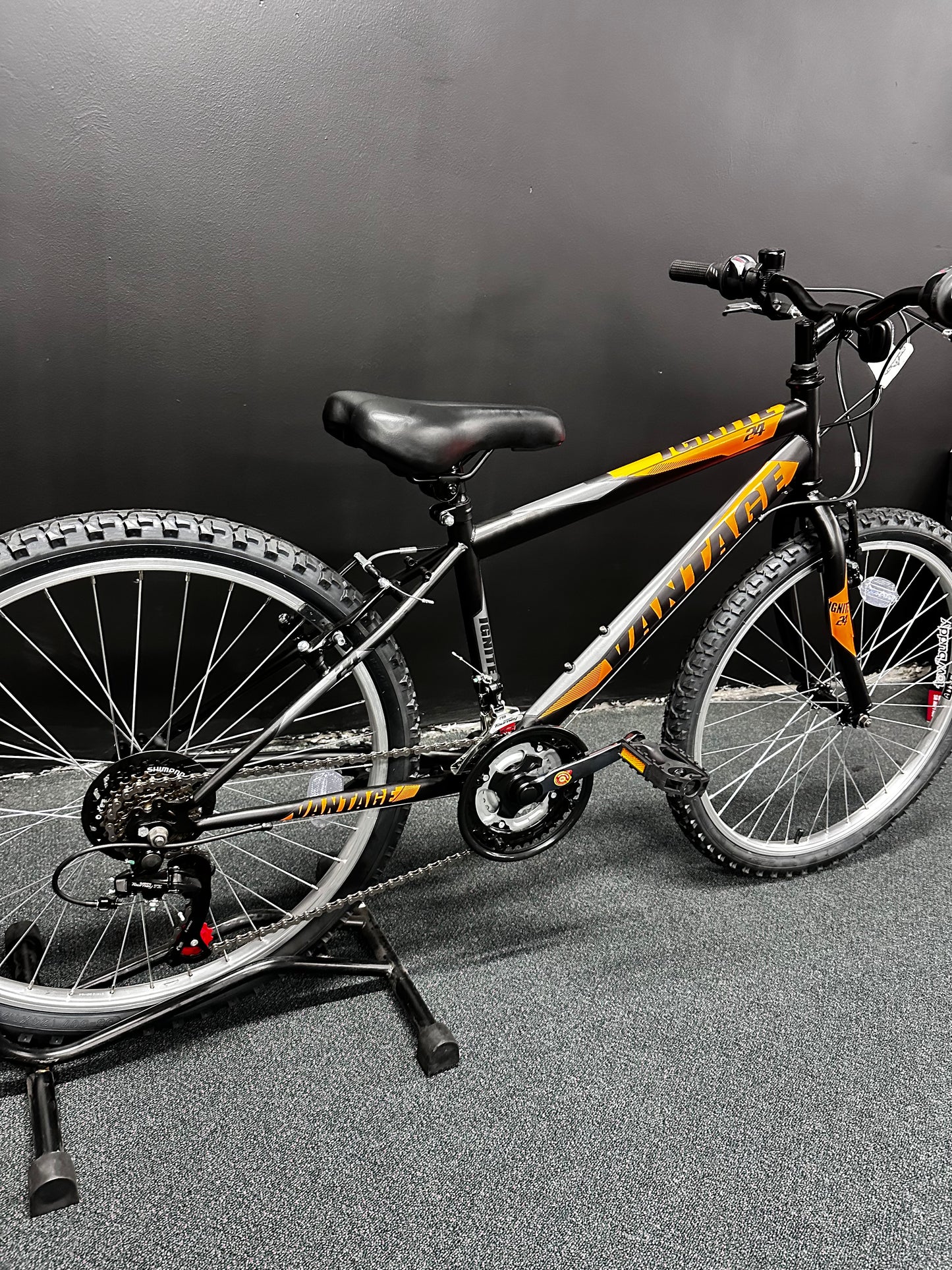 IGNITE - VANTAGE 24" BOYS BLACK/ORANGE
