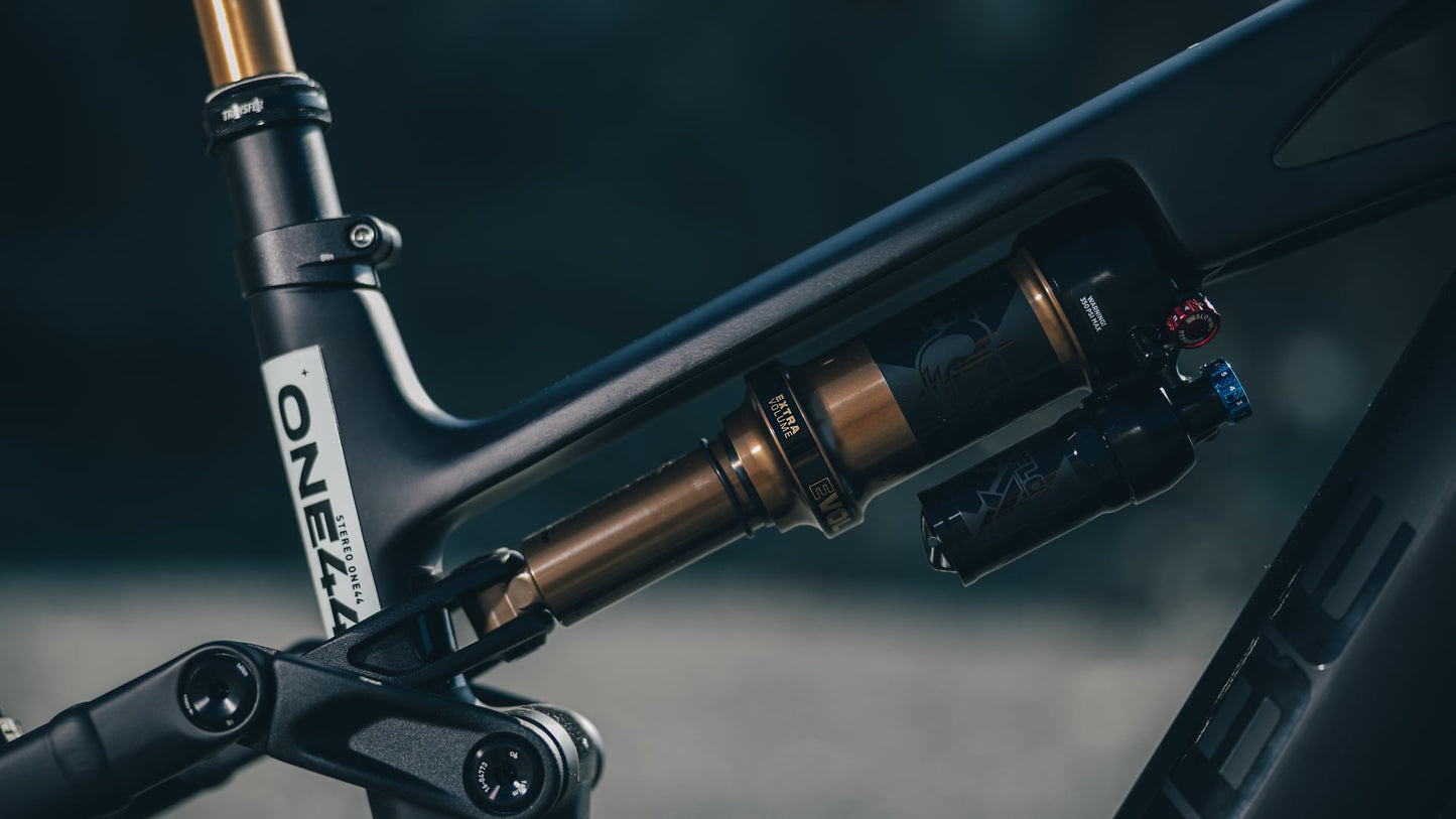 CUBE STEREO HYBRID ONE44 HPC AT 800 CARBON´N´WHITE 2027
