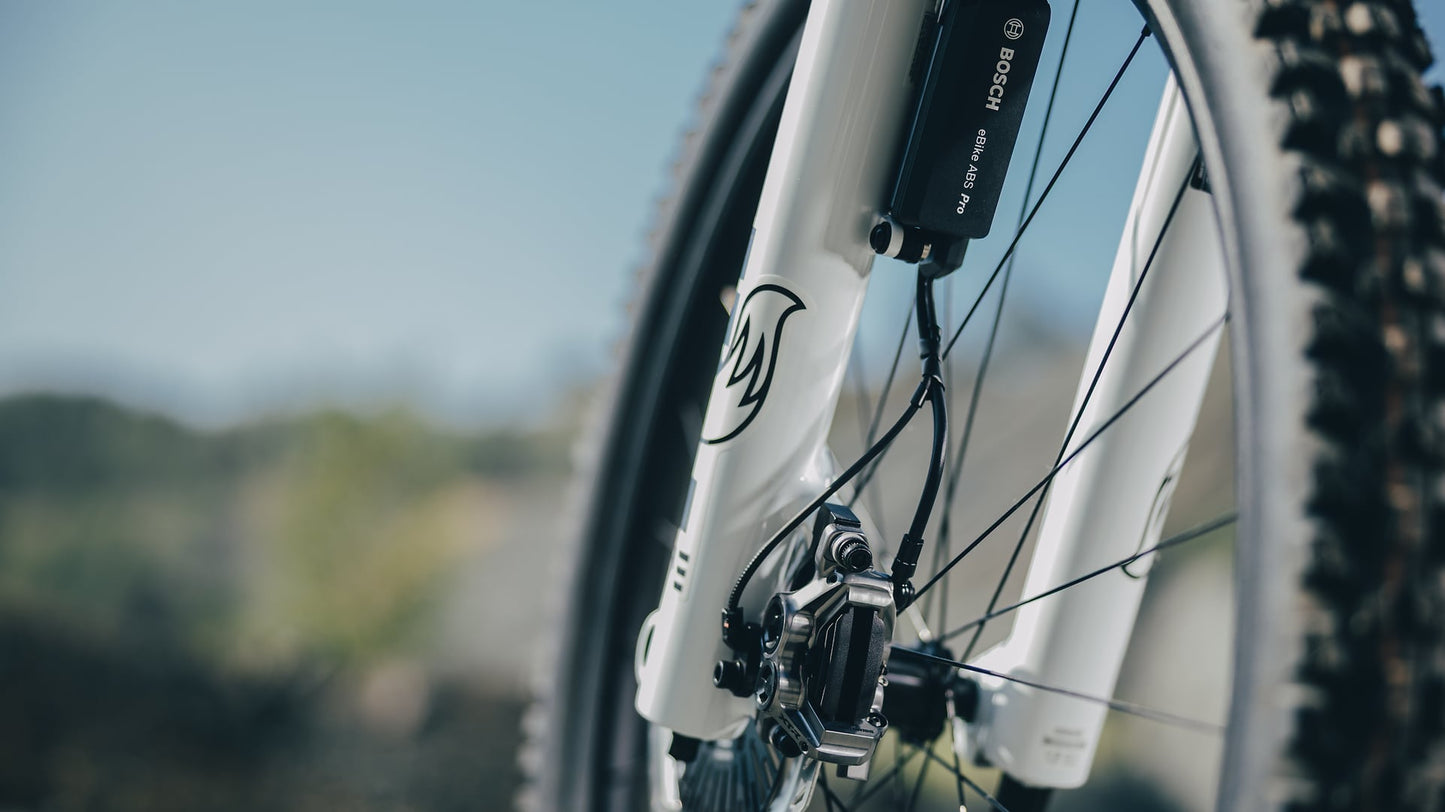 CUBE STEREO HYBRID ONE44 HPC AT 800 CARBON´N´WHITE 2027